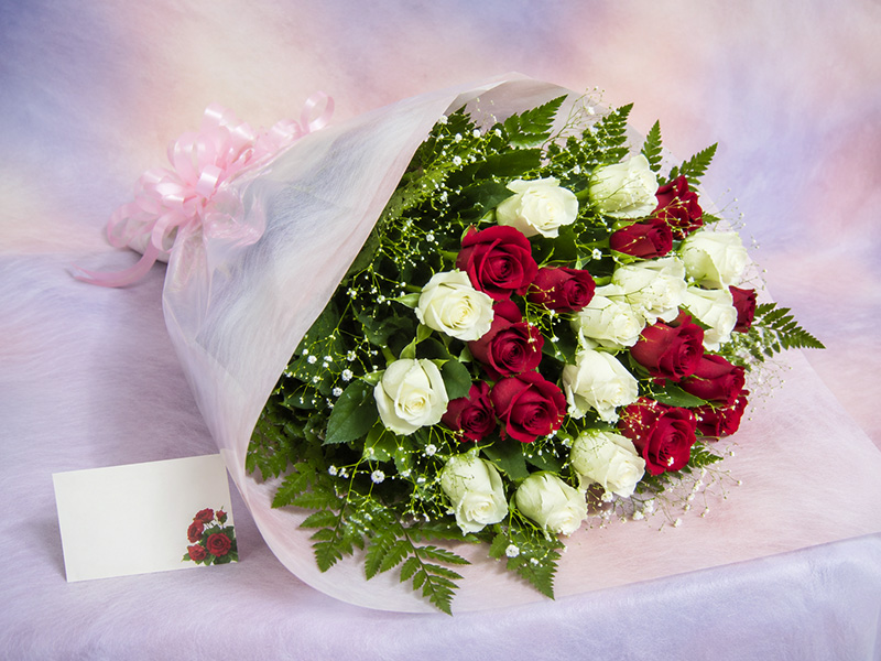 お好きな本数で♪赤バラと白バラの花束