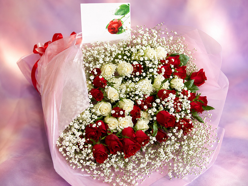 お好きな本数で♪赤バラと白バラの花束